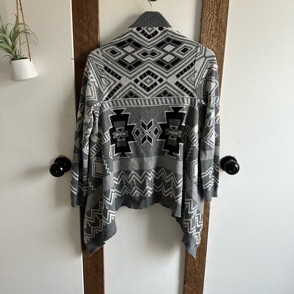 Pink Rose Aztec Open Front Knit Cardigan Womens Sz Small
Gray white long sleeve